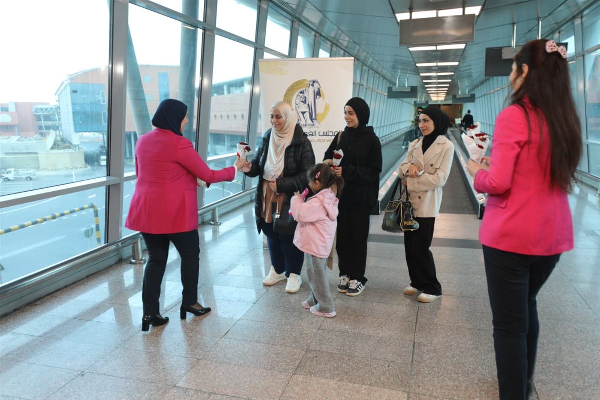مطار القاهرة يحتفل مع المسافرات بيوم المرأة العالمي