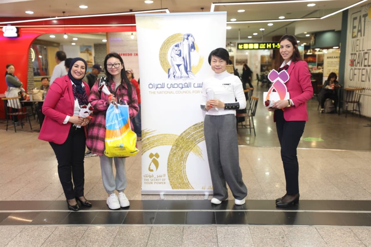 مطار القاهرة يحتفل مع المسافرات بيوم المرأة العالمي