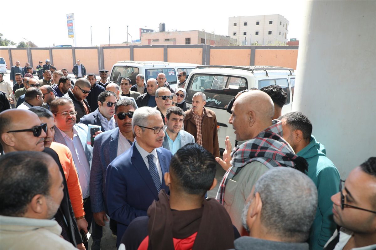 محافظ بني سويف يتفقد مواقف السيارات