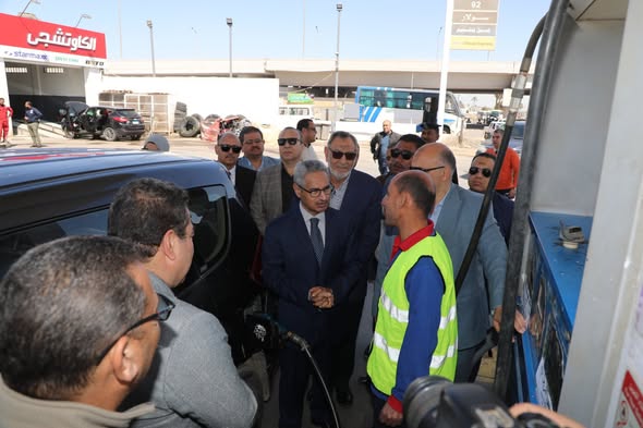 محافظ بني سويف يتفقد محطات الوقود