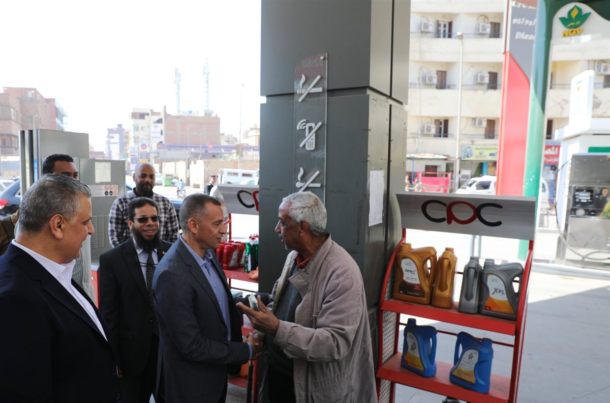 جولة ميدانية لمحافظ أسوان على محطات الوقود ومواقف السيرفيس