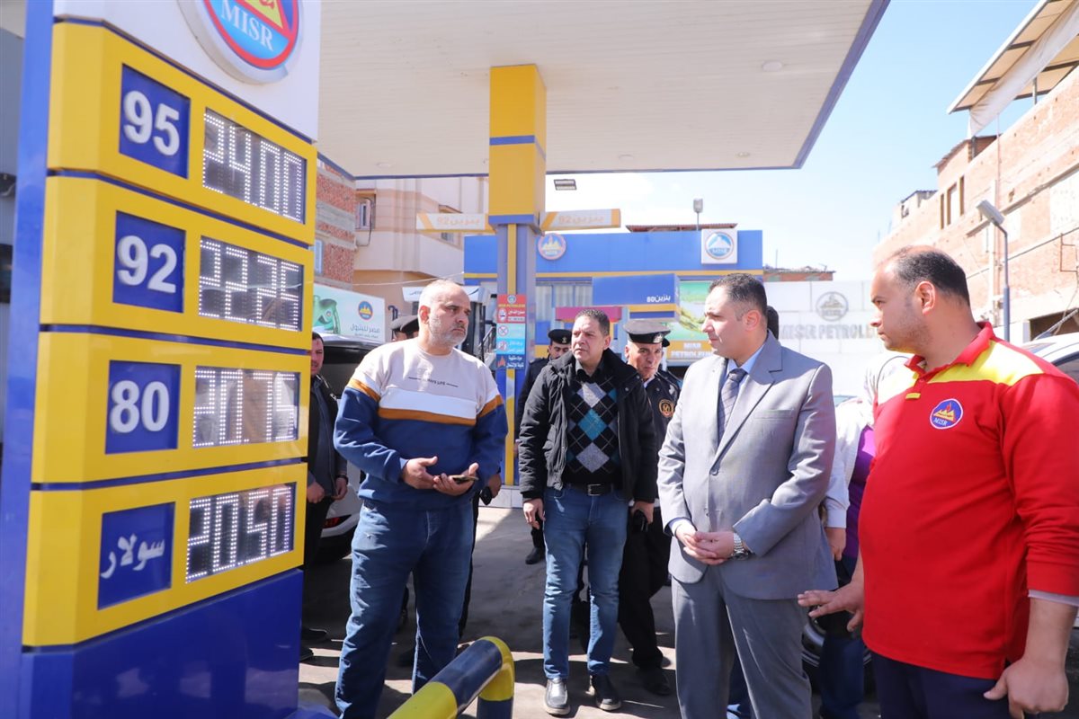 ​محافظ دمياط يتفقد محطات الوقود والمواقف لمتابعة الاسعار الجديدة&nbsp;