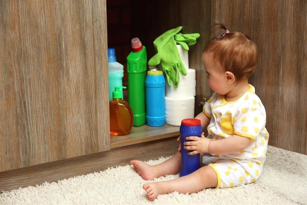 التعامل الصحيح مع طفلك عند بلعه مادة تنظيف كيميائية&nbsp;