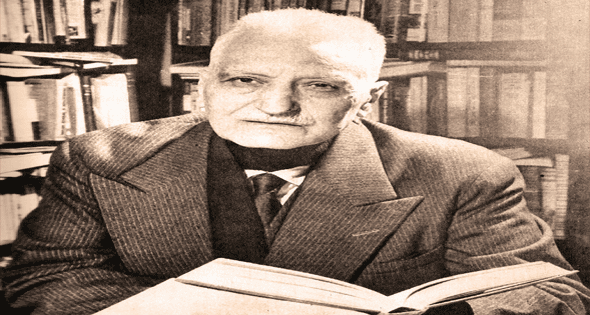 العقاد وسط كتبه قبل الرحيل