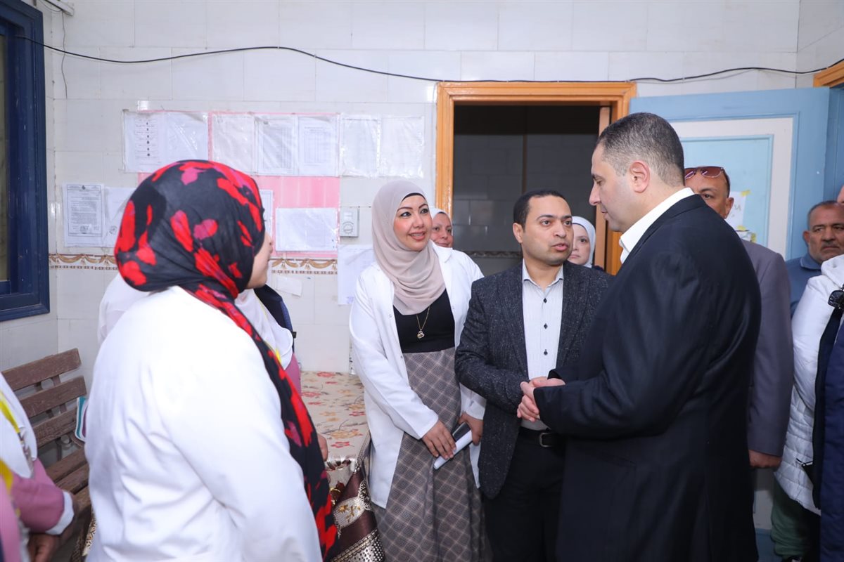 محافظ دمياط يستمع لمطالب أهالي ميت أبو غالب خلال تفقده لقسم الاستقبال والحضانات بالمستشفى