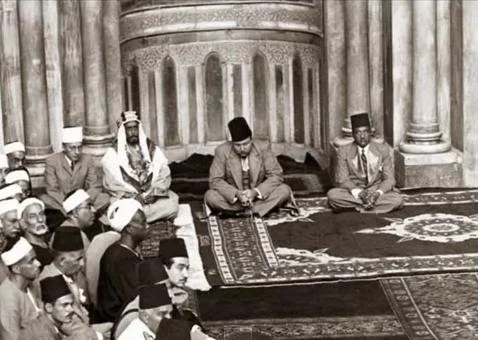 الملك فاروق فى انتظار الاذان بالمسجد