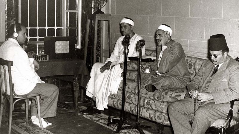 الملك فاروق يستمع الى القران