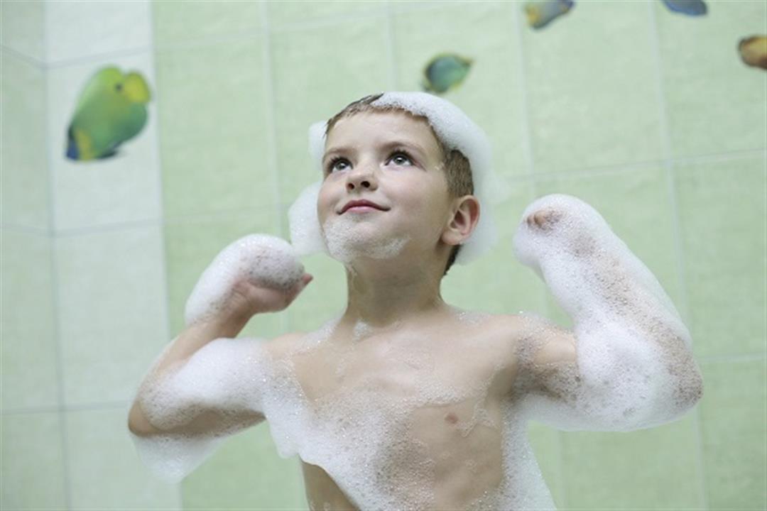5 مخاطر لقلة استحمام الأطفال باستمرار