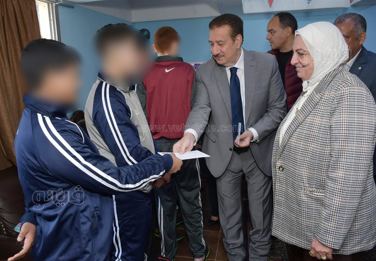 محافظ بورسعيد يقدم العيدية لأطفال الدار، ڤيتو