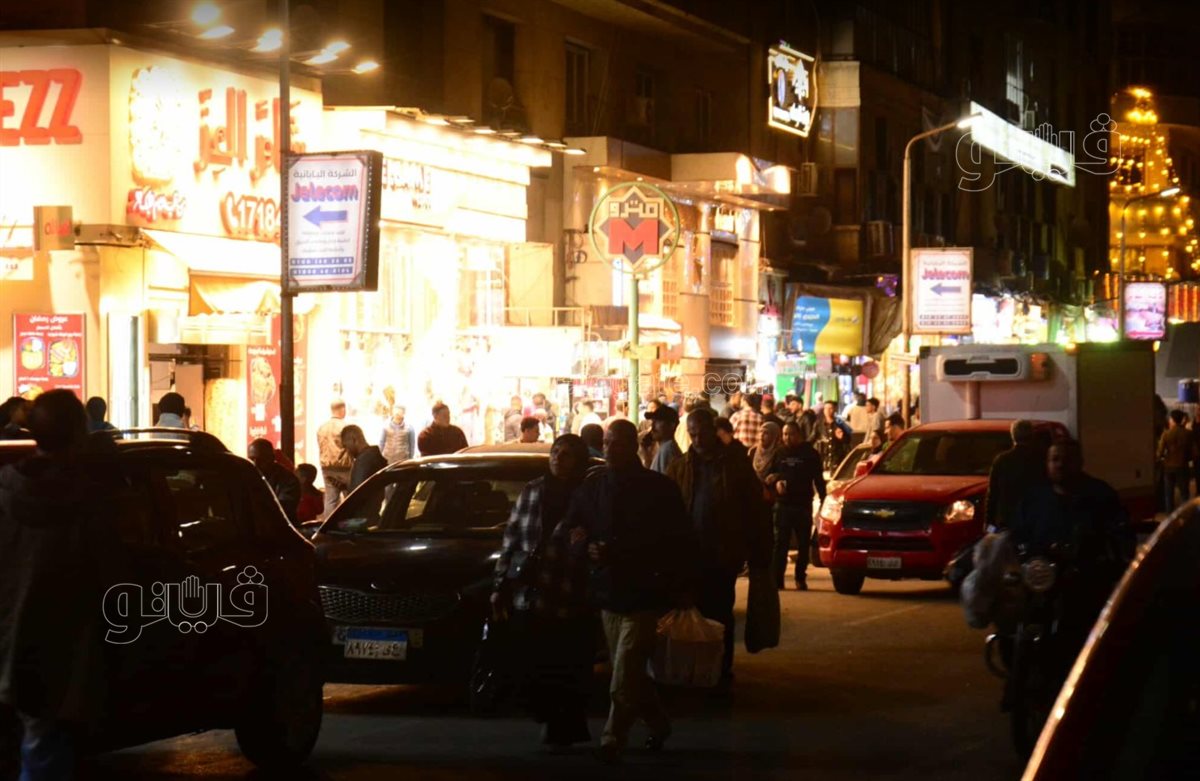  زحام شديد على محال الملابس والتسالي في وسط البلد ليلة العيد (3)