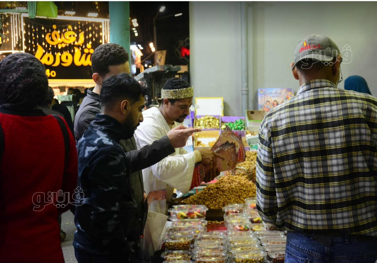  زحام شديد على محال الملابس والتسالي في وسط البلد ليلة العيد (12)