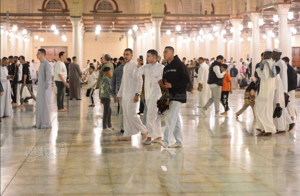 توافد المصلين علي مسجد عمرو بن العاص لأداء صلاة العيد (4)