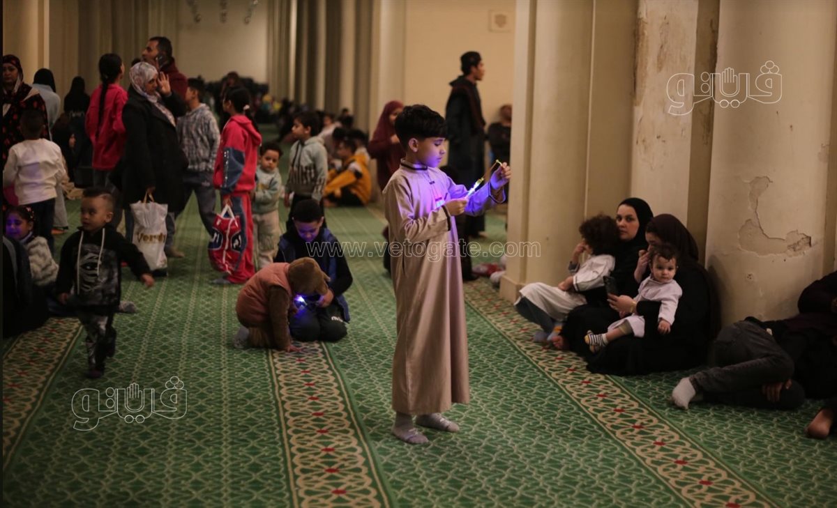 الأطفال يتصدرون المشهد بمسجدي مصطفي محمود والحاكم بأمر الله قبل صلاة العيد (3)