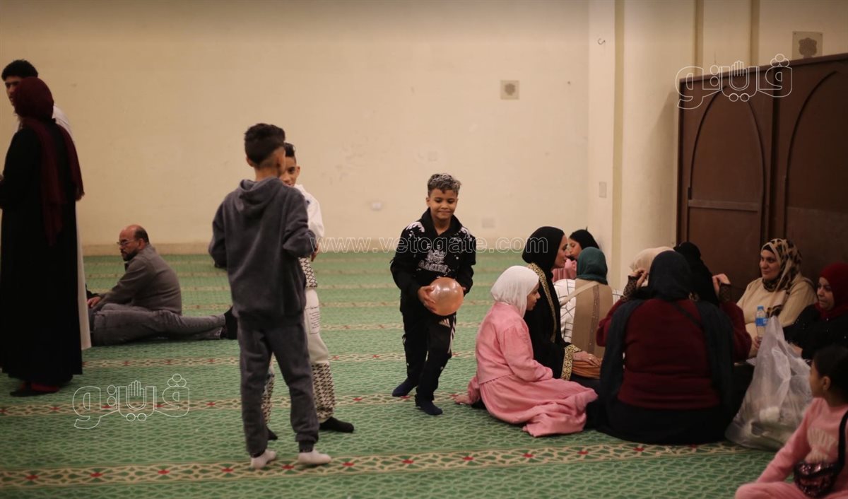 الأطفال يتصدرون المشهد بمسجدي مصطفي محمود والحاكم بأمر الله قبل صلاة العيد (4)