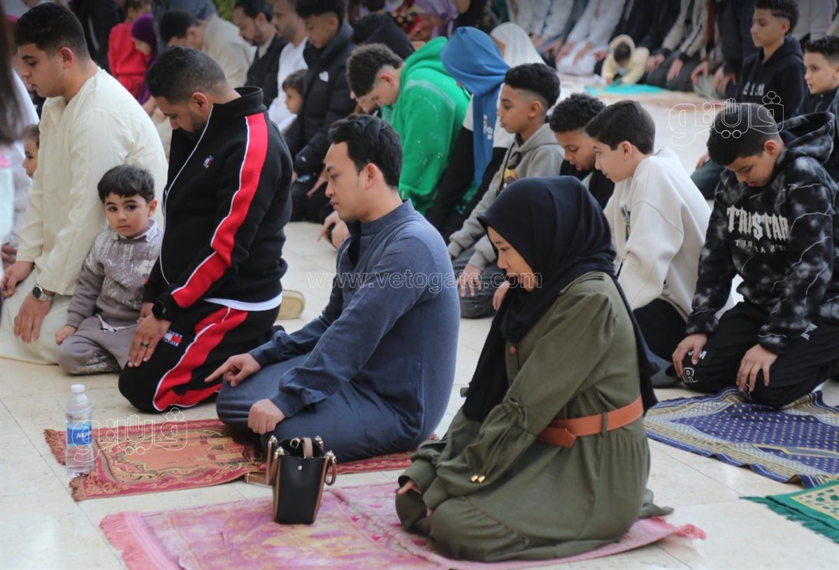 اختلاط النساء بالرجال أثناء صلاة عيد الفطر بمسجد الحاكم بأمر الله (2)