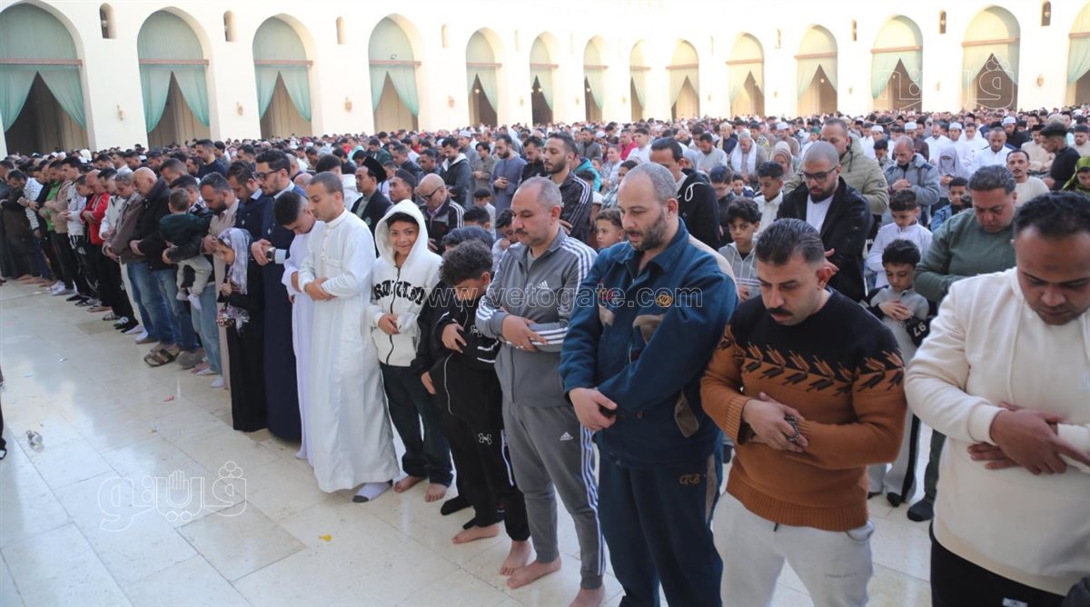 اختلاط النساء بالرجال أثناء صلاة عيد الفطر بمسجد الحاكم بأمر الله (3)