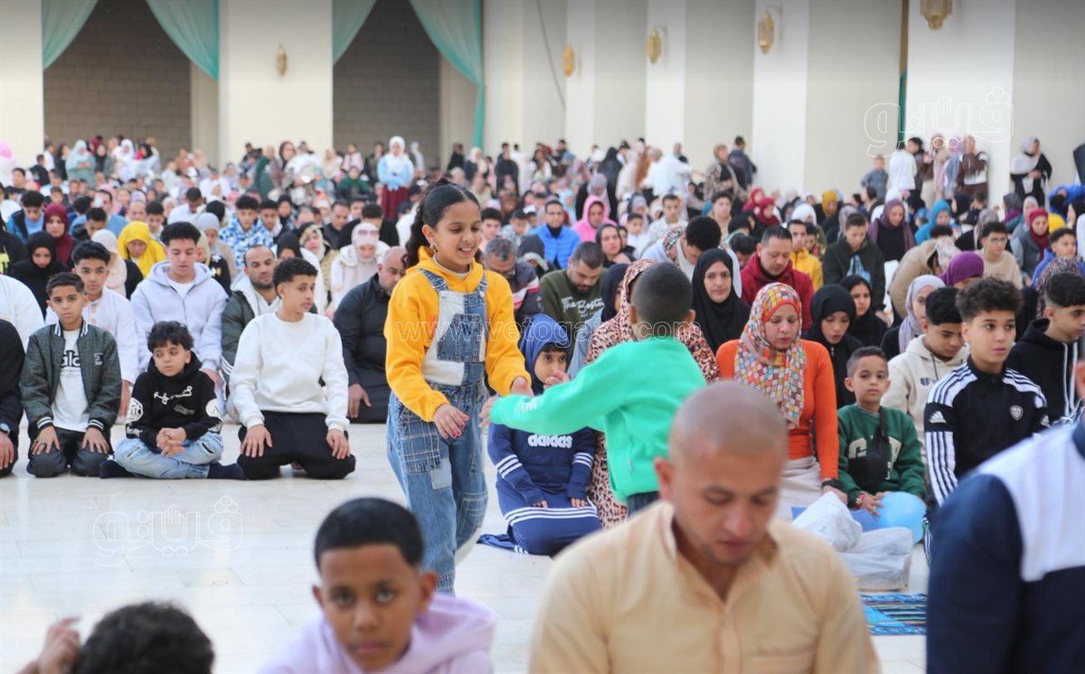 اختلاط النساء بالرجال أثناء صلاة عيد الفطر بمسجد الحاكم بأمر الله (6)