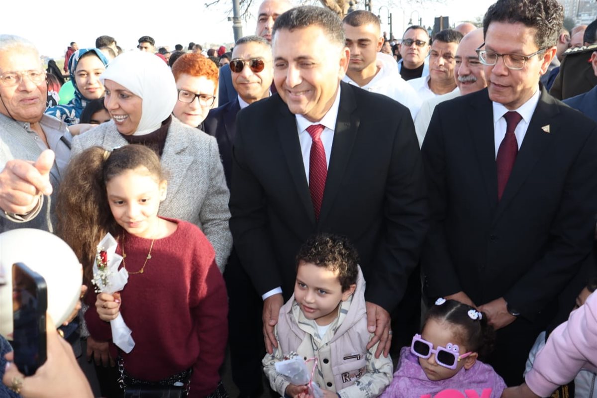 محافظ القليوبية يوزع الهدايا علي المواطنيين، فيتو&nbsp;