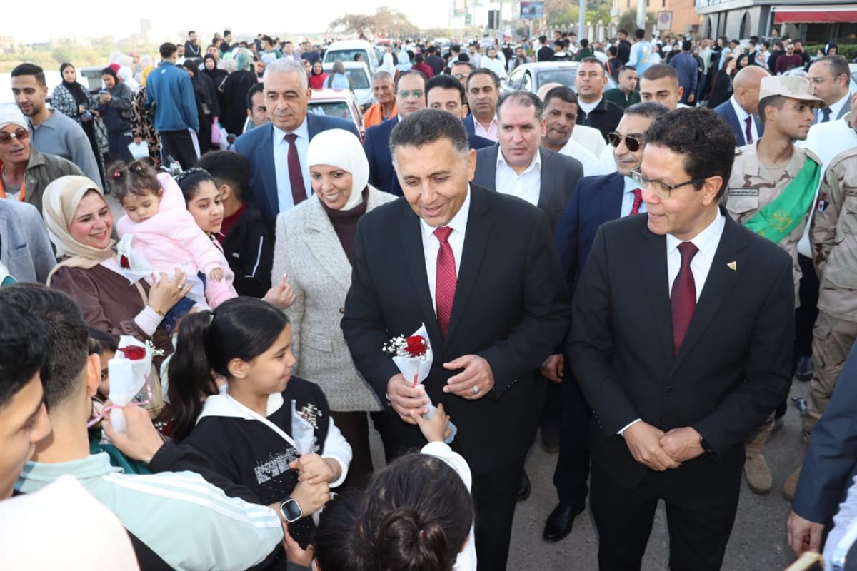 محافظ القليوبية يوزع الهدايا علي المواطنيين، فيتو&nbsp;