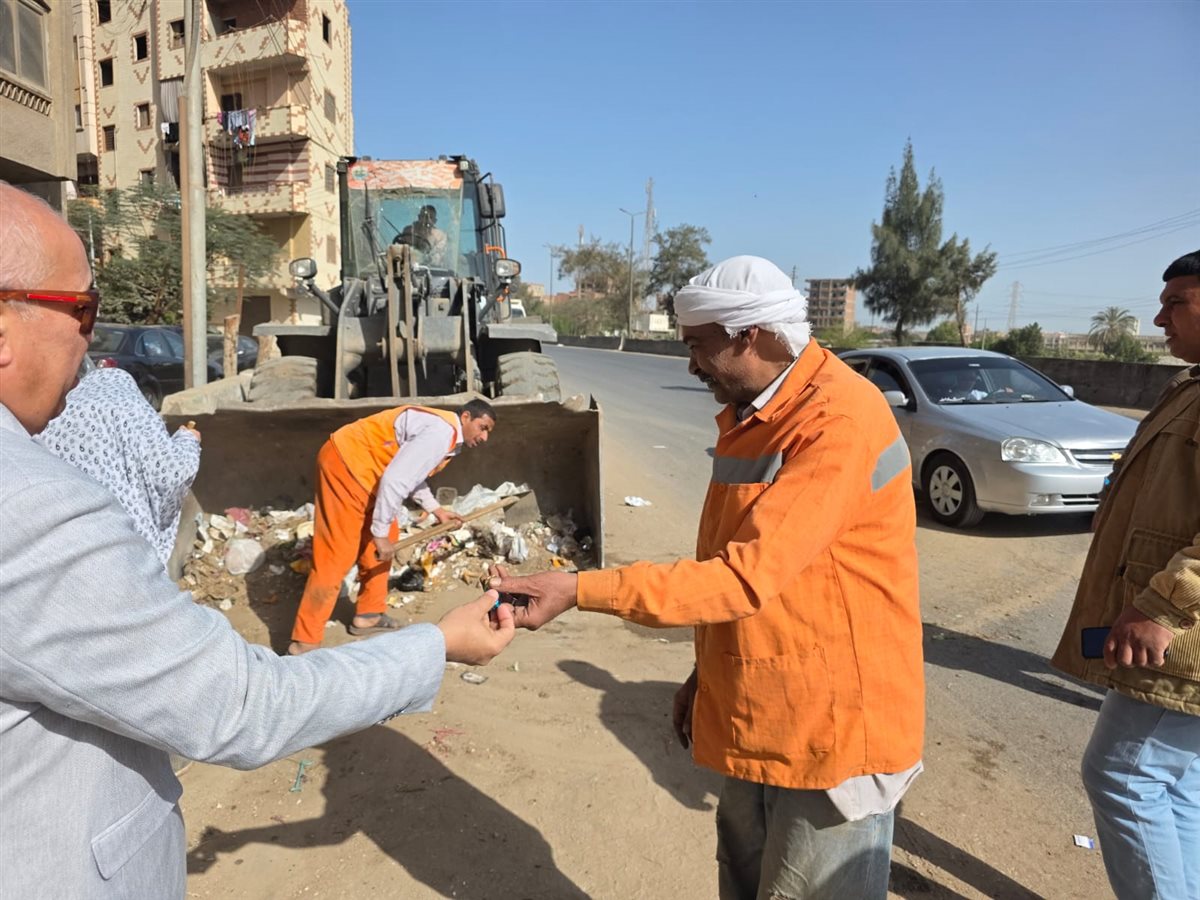 رئيس مدينة طوخ يوزع الهدايا علي عمال النظافة، فيتو&nbsp;