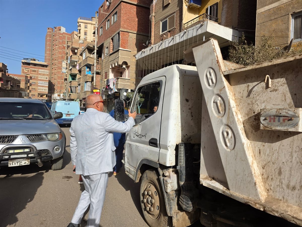 رئيس مدينة طوخ يوزع الهدايا علي عمال النظافة، فيتو&nbsp;