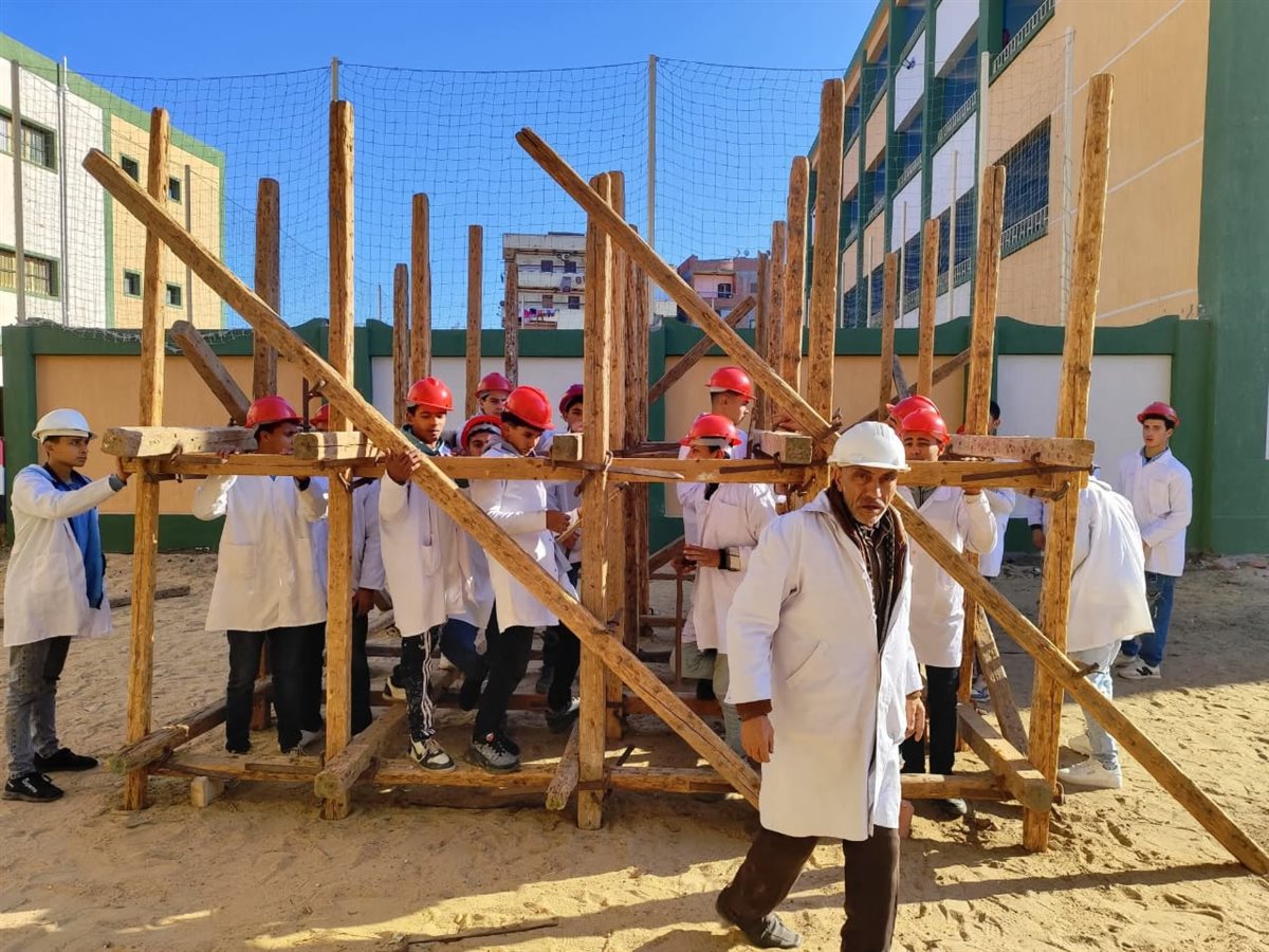 إصابة معلم بكفر الزيات بعد سقوطه من سقالة أثناء شرح عملي للطلاب