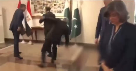 تعثر وزير خارجية باكستان، فيتو