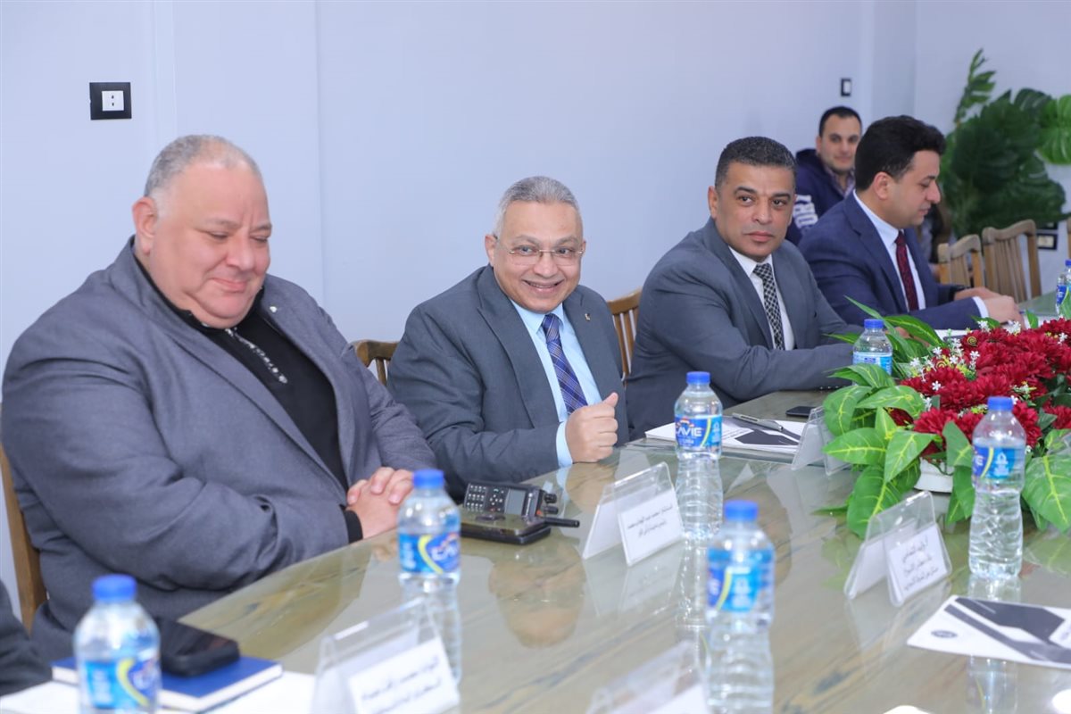 محافظ دمياط يجتمع مع للهيئة الإقليمية لتنشيط السياحة
