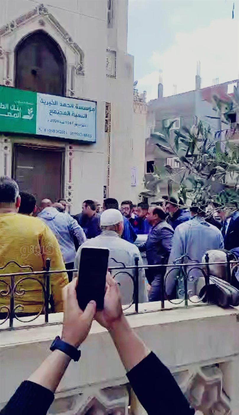 وزير الصناعة أثناء حضوره جنازة والدته،فيتو