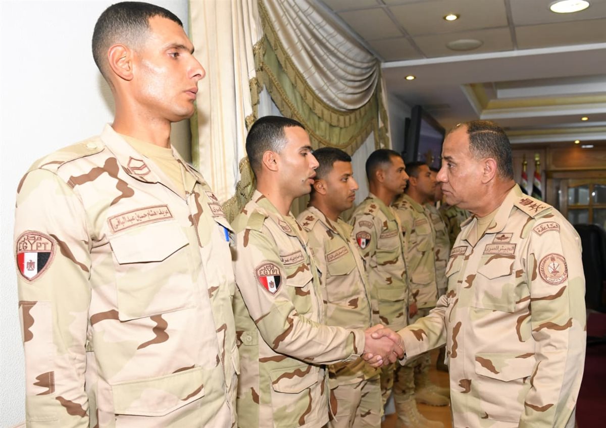الفريق أشرف زاهر يلتقي عددًا من مقاتلي الجيشين الثاني والثالث الميدانيين