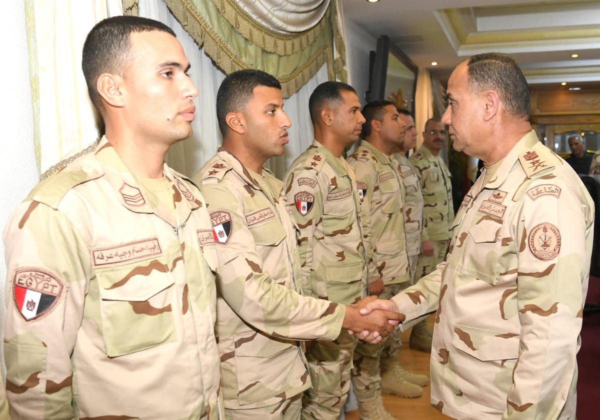 الفريق أشرف زاهر يلتقي عددًا من مقاتلي الجيشين الثاني والثالث الميدانيين