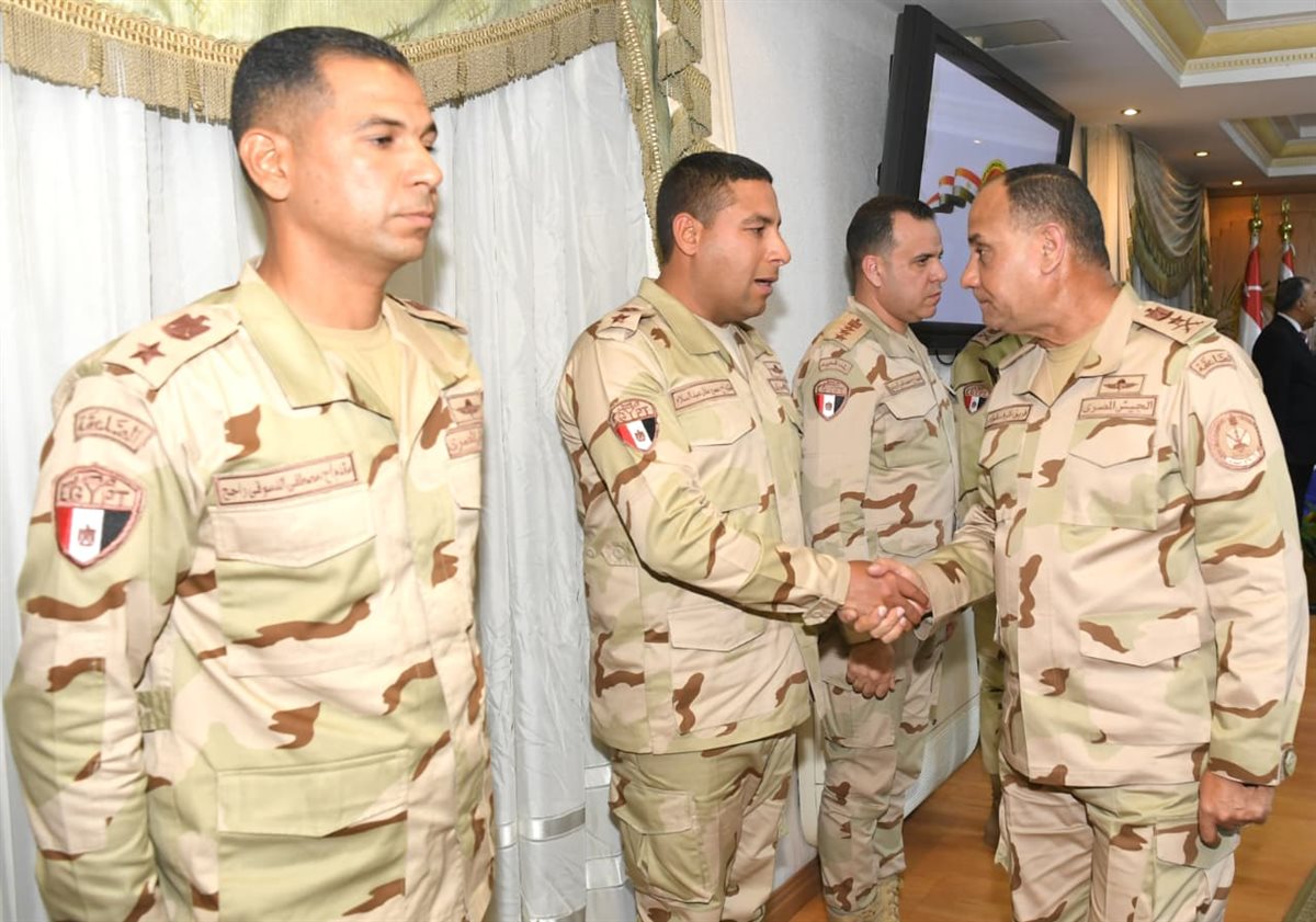الفريق أشرف زاهر يلتقي عددًا من مقاتلي الجيشين الثاني والثالث الميدانيين