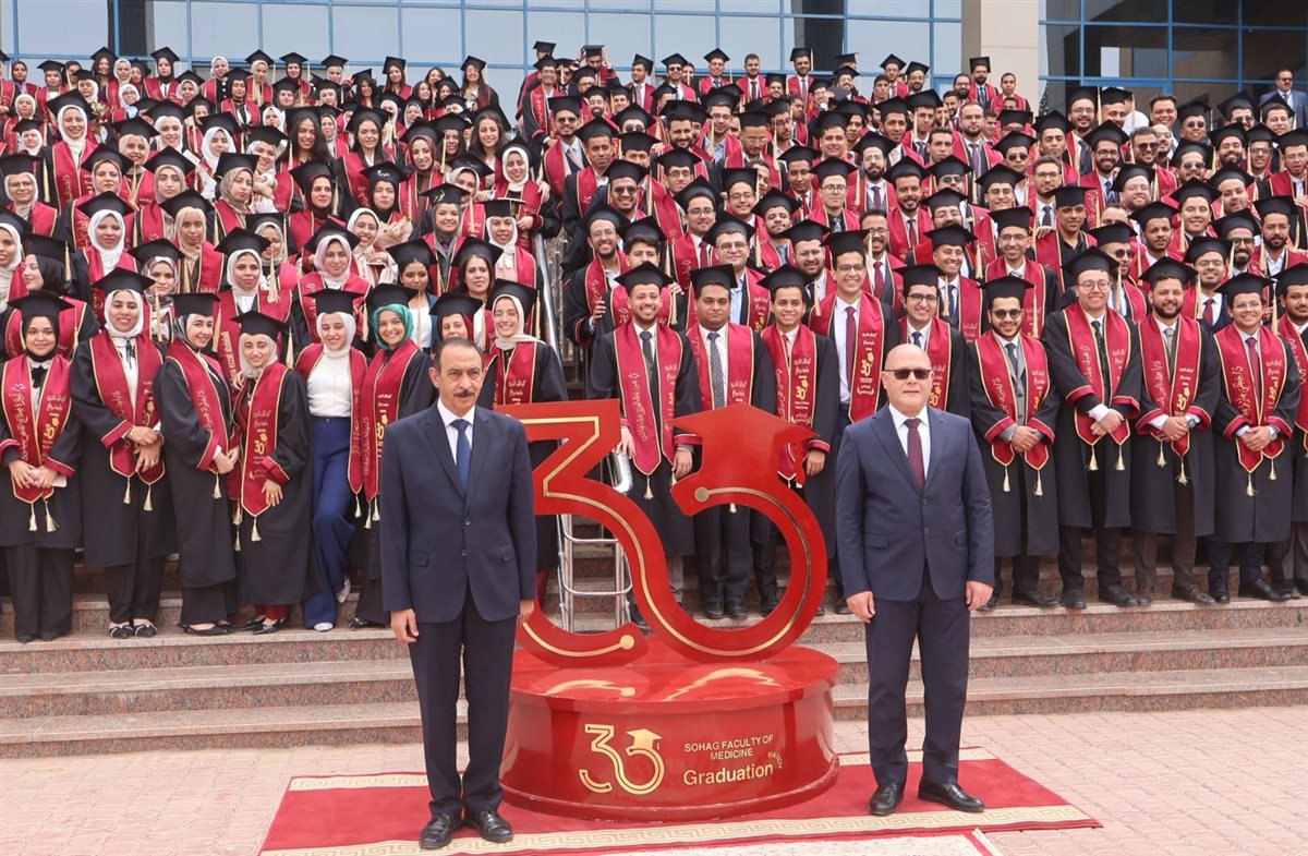 محافظ سوهاج ورئيس الجامعة يشهدان حفل تخرج الدفعة 30 طب بشري