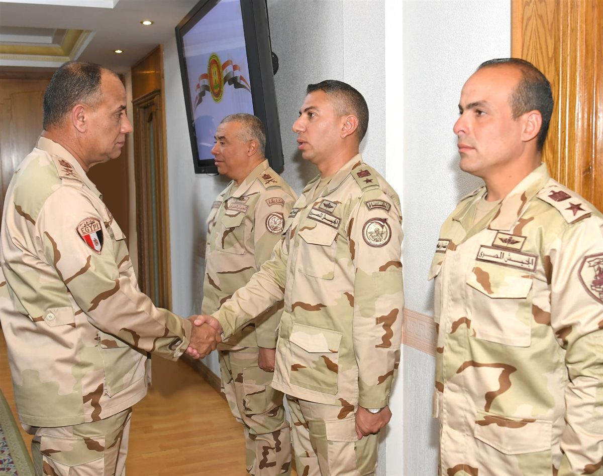 الفريق أشرف زاهر يلتقي عددًا من مقاتلي الجيشين الثاني والثالث الميدانيين