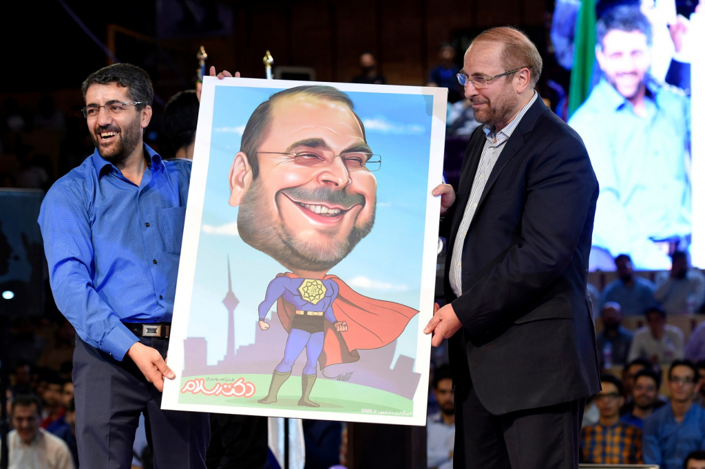 رئيس البرلمان الإيراني محمد باقر قاليباف خلال مؤتمر شعبي