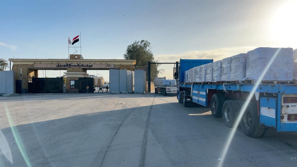 الهلال الأحمر المصري يرسل 2980 طنًا من المساعدات إلى غزة