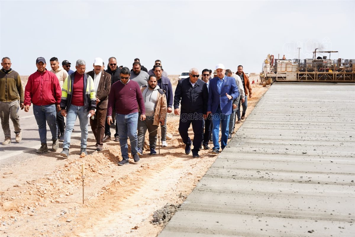 محافظ مطروح يوجه بتشغيل النصف الخرسانى لطريق سيوة