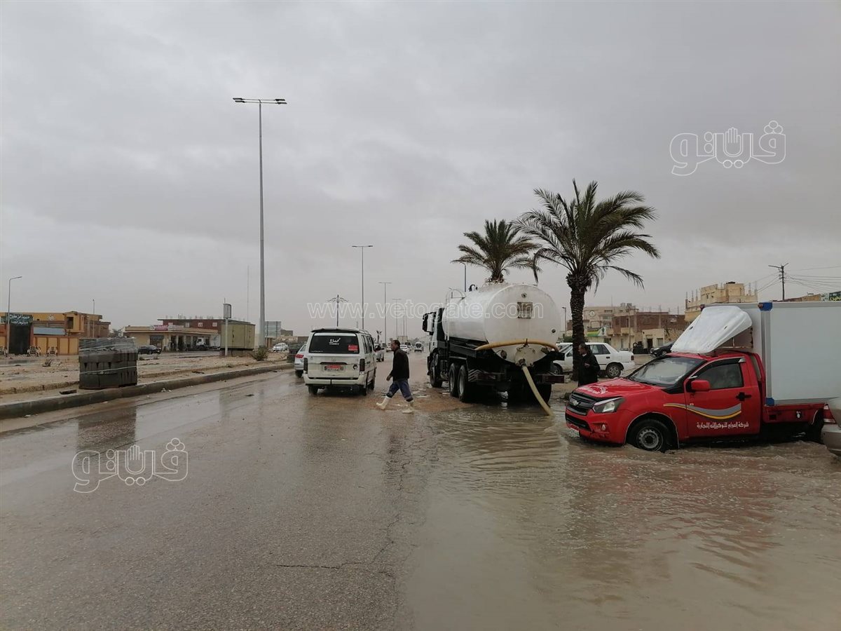 رفع مياه الأمطار وضمان سيولة المرور بمطروح