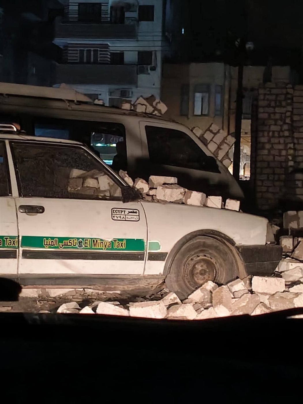 تحطم سيارتين بالمنيا بسبب سقوط حائط والعاصفة الترابية