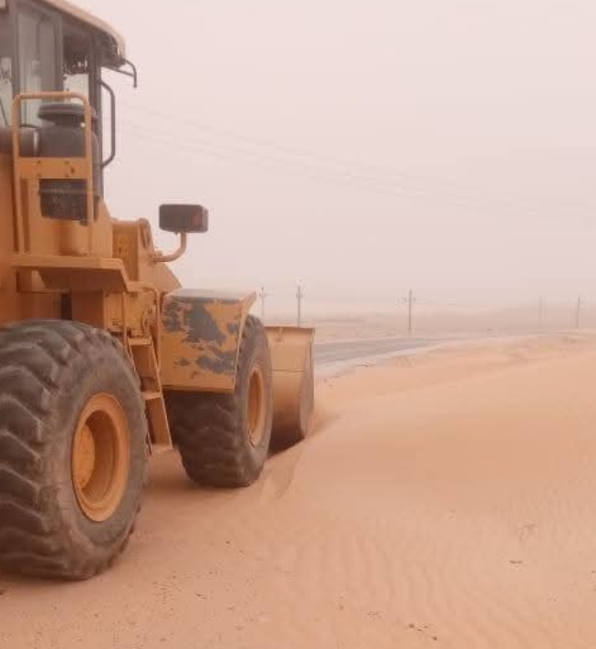 نقل الوادي الجديد تكثف جهودها لإزالة الرمال من الطرق