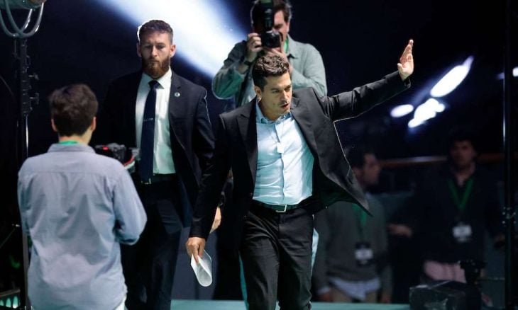 شيكلي خلال فعالية&nbsp;اقامها حزب فوكس الإسباني اليميني الذي تردد أنه وراء الهتافات العنصرية خلال المباراة الودية بين المنتخبين المصري والإسباني