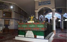 السياحة الدينية في بعلبك: مقام النبي شيث (ع) (هبة الله) الموقع: في وسط شرق سهل البقاع على السفح الغربي لسلسلة جبال لبنان الشرقية تشكلت بلدة تحلقت منازلها وبيوتها حول مقام نبي الله