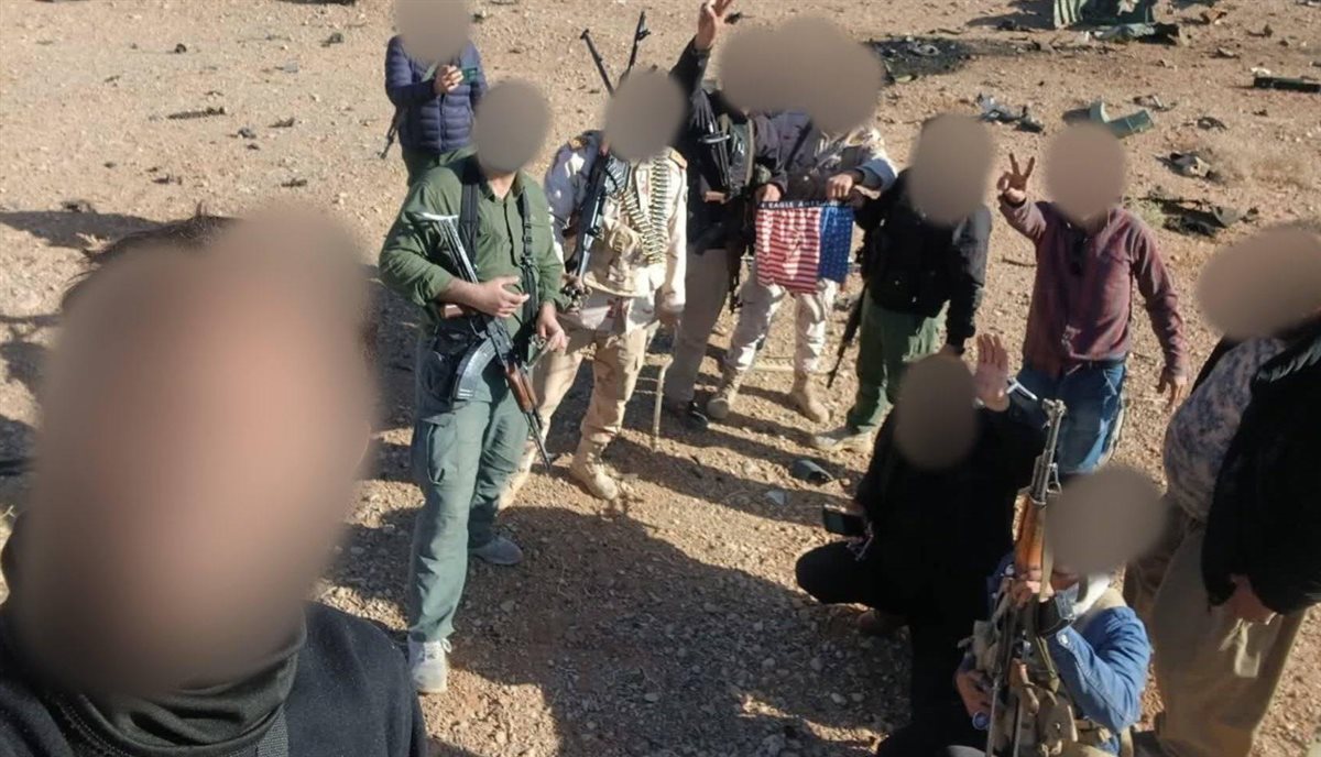 الحرس الثوري في موقع حطام الطائرات الأمريكية، فيتو