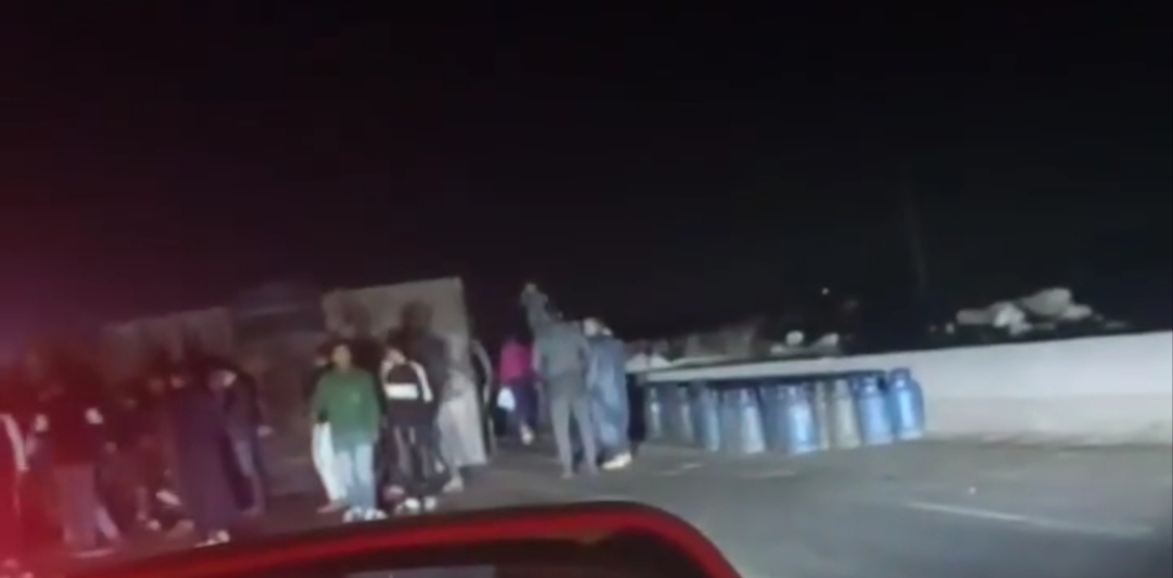 انقلاب سيارة محمّلة بأسطوانات غاز بطريق طنطا