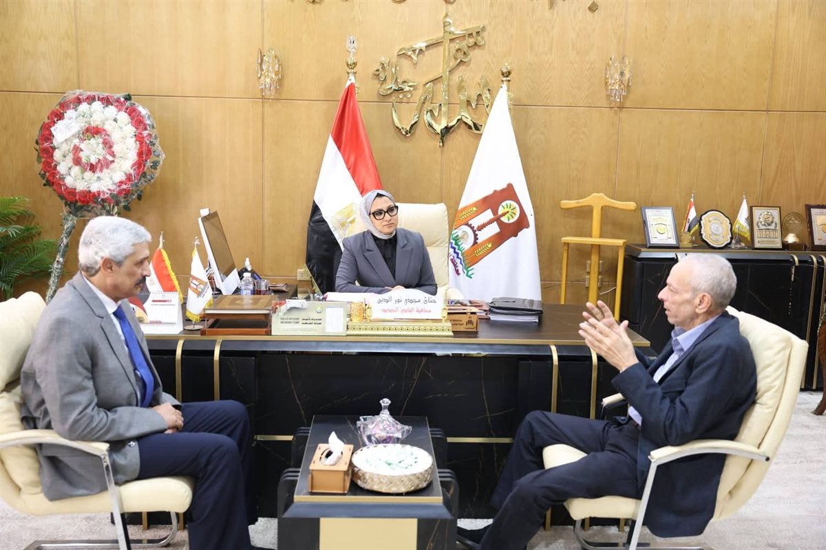 &nbsp;لقاء محافظ الوادي الجديد مع العضو المنتدب لشركة إنتاج حامض الفوسفوريك