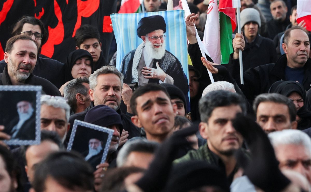 إيرانيون يتجمعون في ساحات طهران بعد اغتيال المرشد الإيراني الأعلى السابق علي خامنئي، طهران، 1 مارس 2026.