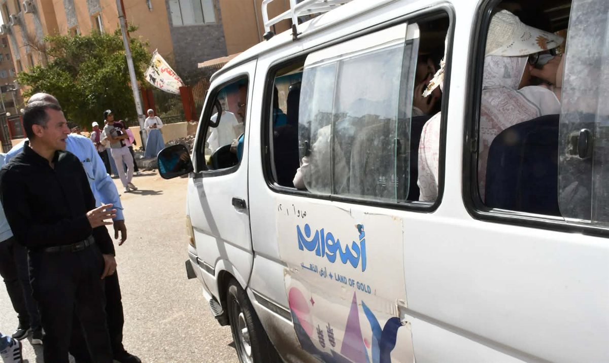 الدفع بسيارات سيرفيس إضافية لنقل طلاب الجامعة فى اسوان