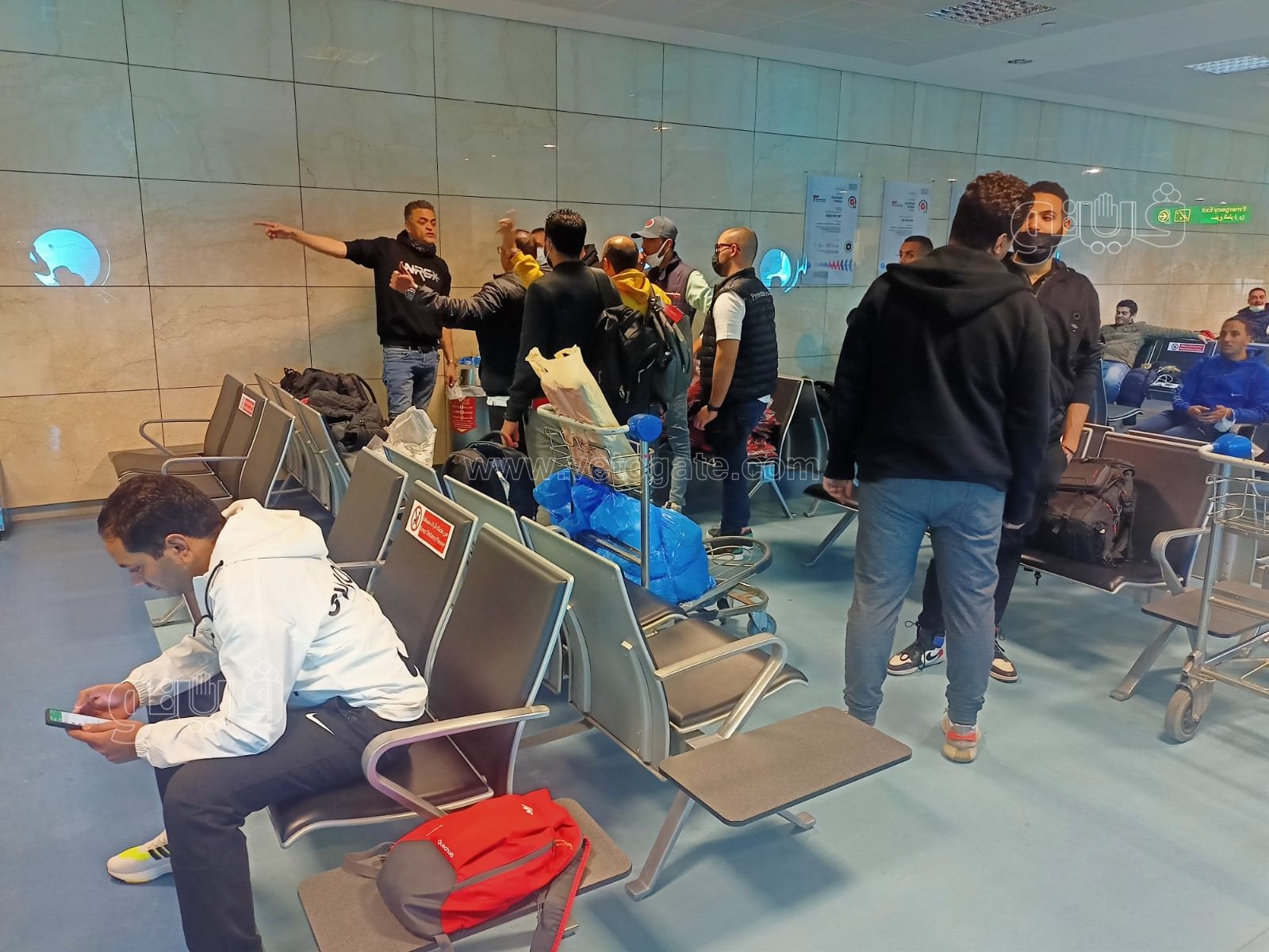 احتشاد الجماهير المصرية بمطار القاهرة للسفر للكاميرون لمساندة المنتخب 6