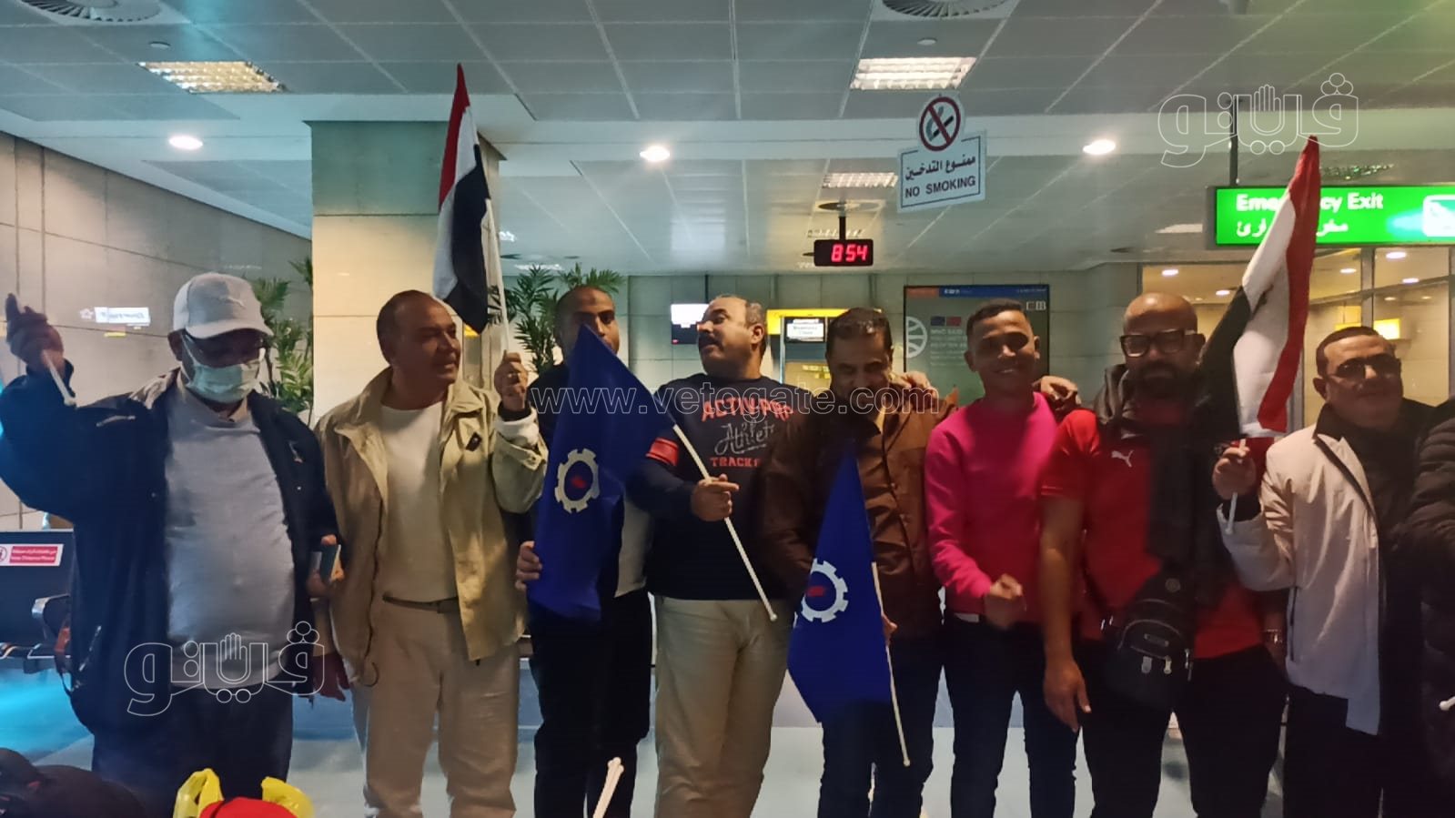 احتشاد الجماهير المصرية بمطار القاهرة للسفر للكاميرون لمساندة المنتخب١