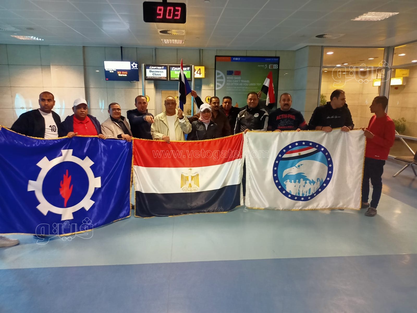 احتشاد الجماهير المصرية بمطار القاهرة للسفر للكاميرون لمساندة المنتخب4